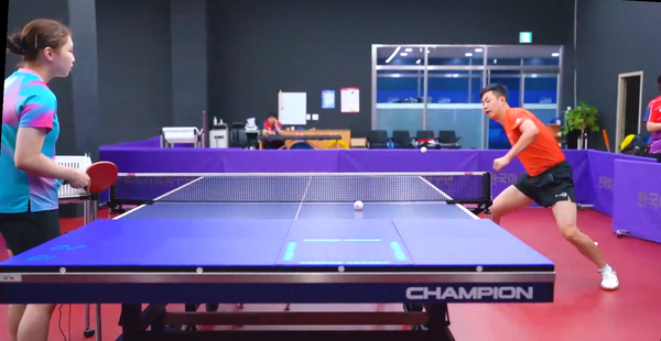 Joo Sae-hyuk (주세혁) doing multiball practise. He is using the Fastpong tiles, a player feeds him table tennis balls